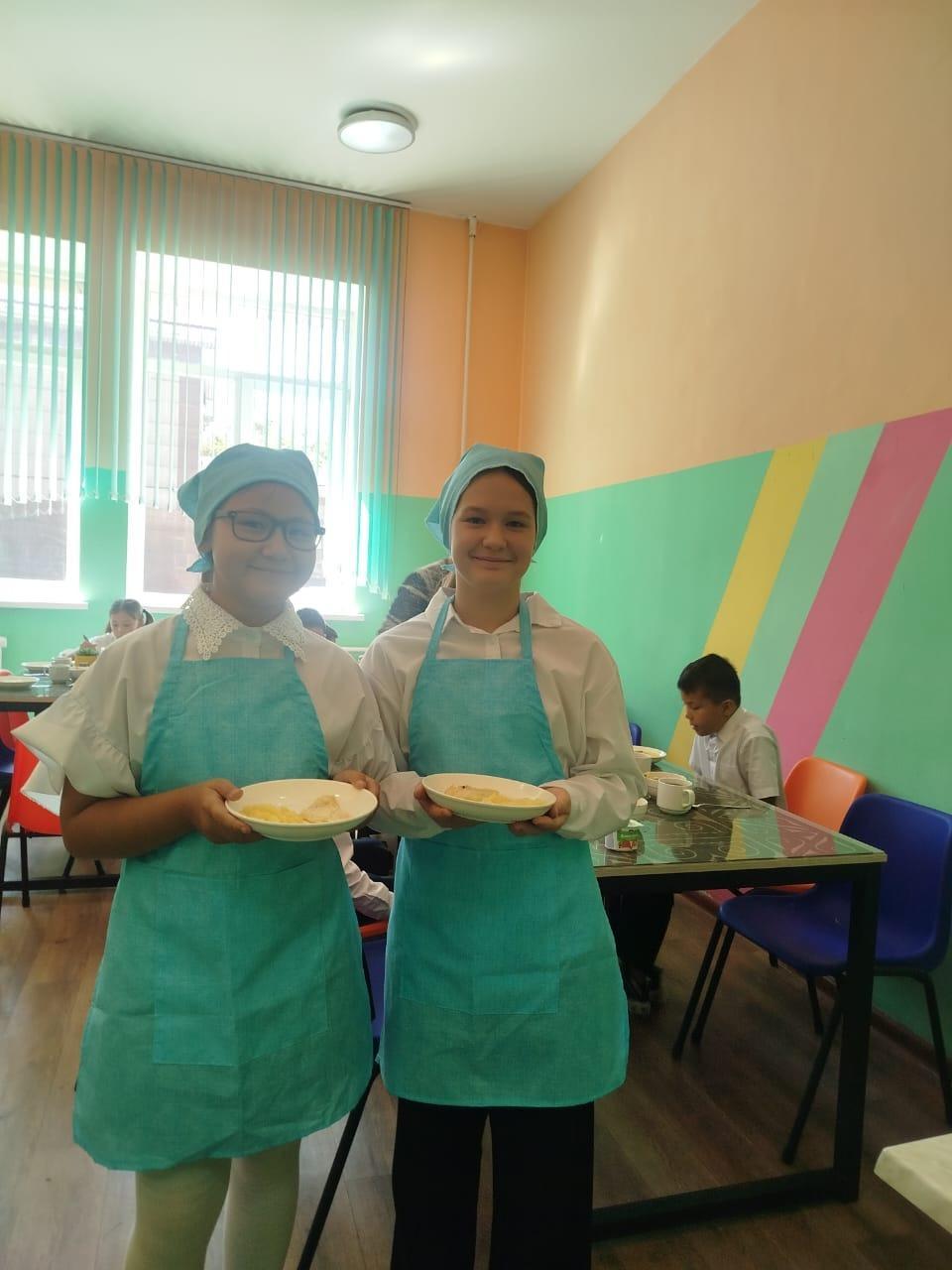 Асханадағы кезекшілік                                                           Дежурство в столовой